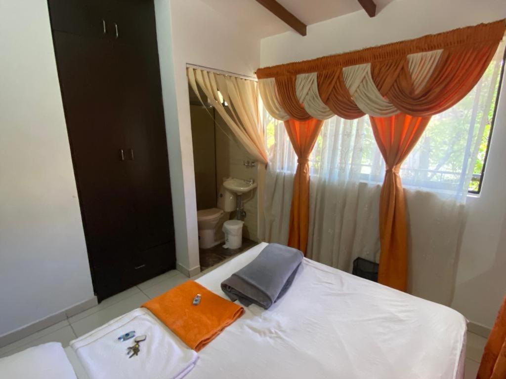 Campo Valdes Park Hostel Medellin Bagian luar foto