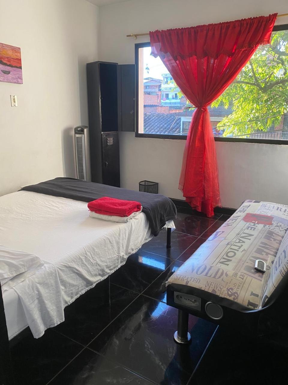 Campo Valdes Park Hostel Medellin Bagian luar foto