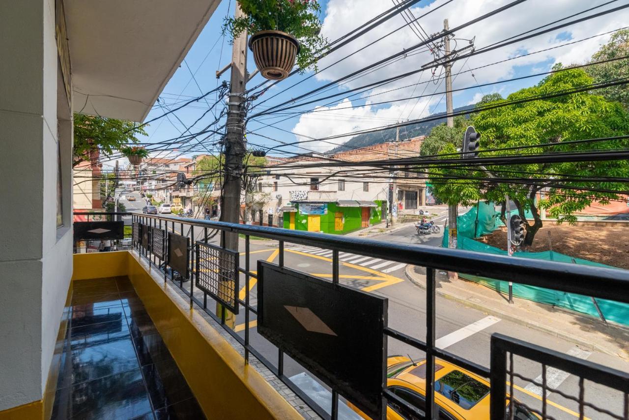 Campo Valdes Park Hostel Medellin Bagian luar foto