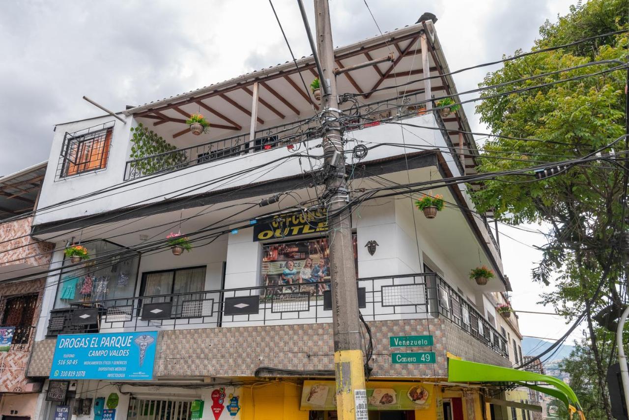Campo Valdes Park Hostel Medellin Bagian luar foto