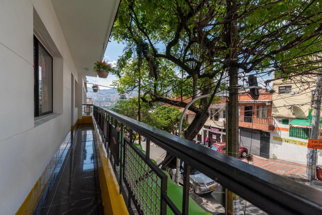 Campo Valdes Park Hostel Medellin Bagian luar foto