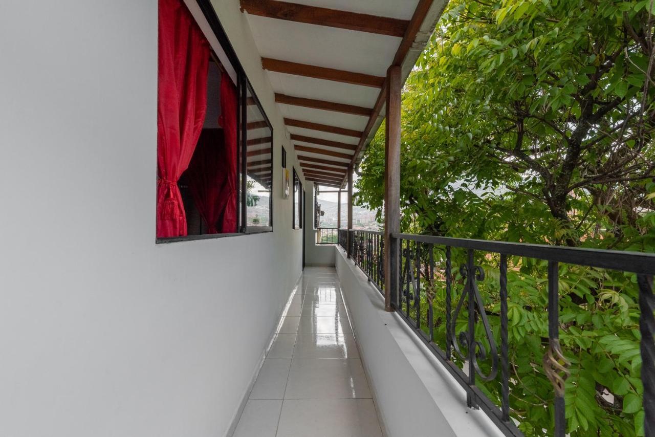 Campo Valdes Park Hostel Medellin Bagian luar foto