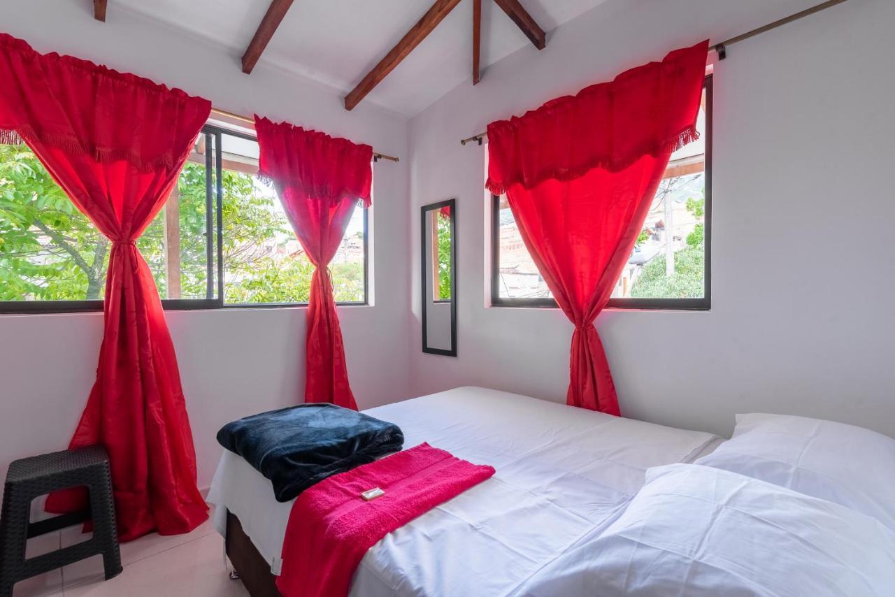 Campo Valdes Park Hostel Medellin Bagian luar foto