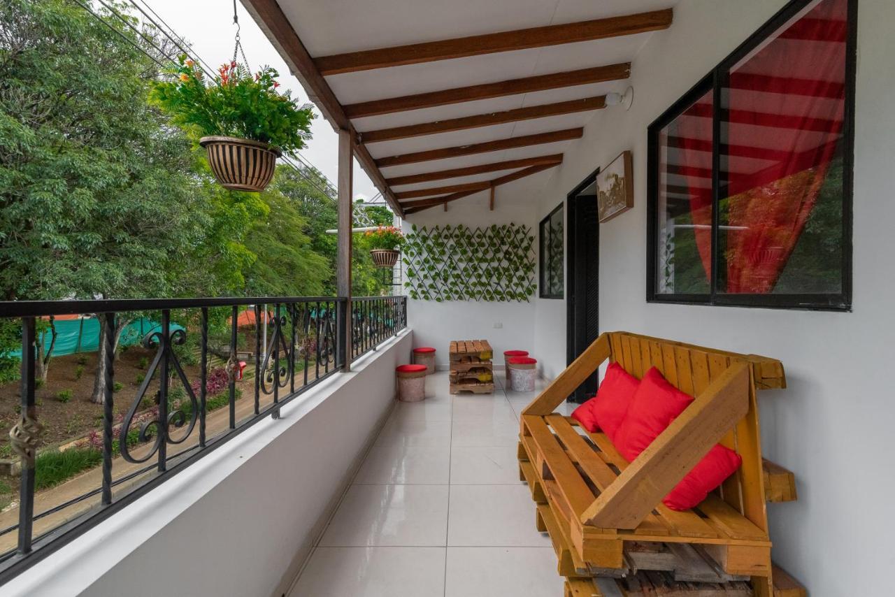 Campo Valdes Park Hostel Medellin Bagian luar foto